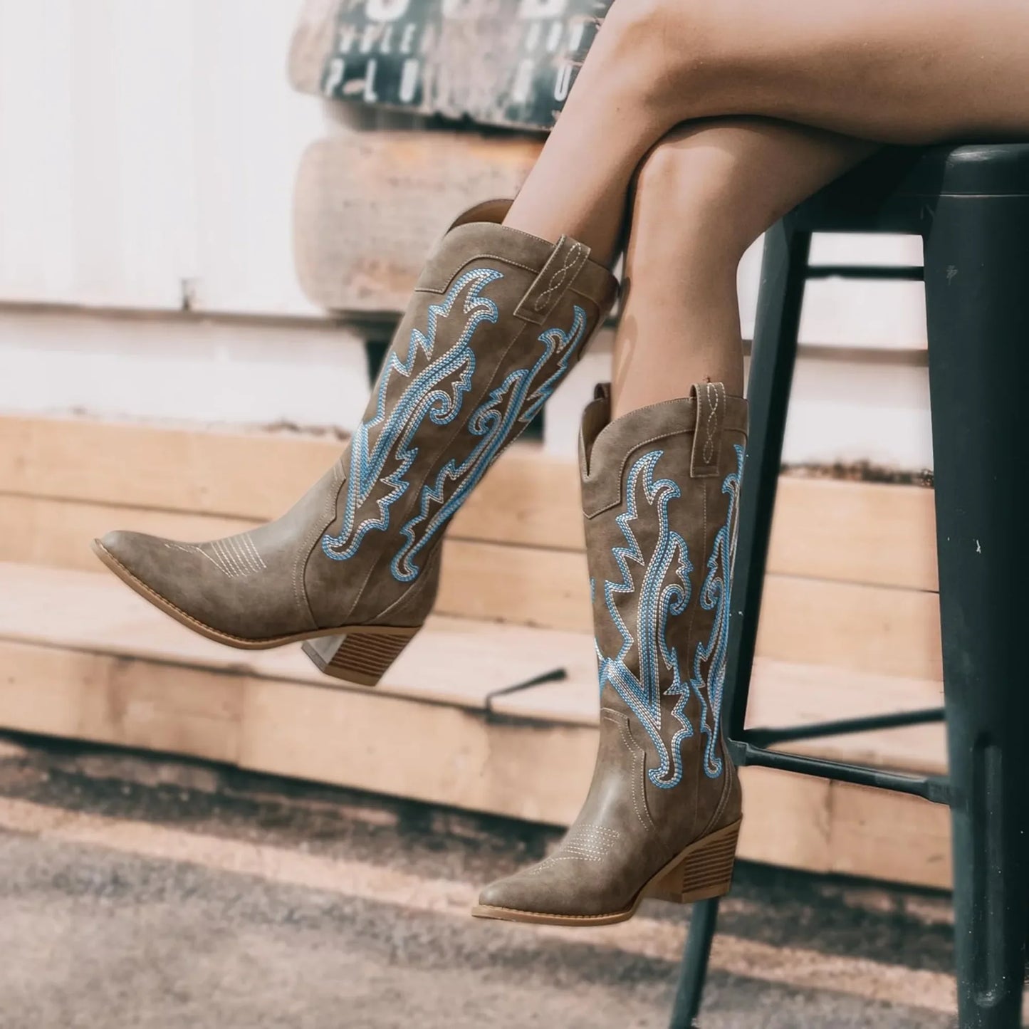 Women's Cowboy Boots Western Cowgirl Boots Fashion Embroidered Pointed Toe Chunky Heel Mid Calf Boots